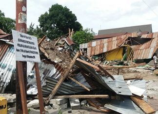 MA Vonis Hak Warisan Jatuh ke Adik, Rumah Kakak Dibongkar Aparat Penegak Hukum Membongkar Rumah dan Bangunan Hasan Hamzah, Kamis (27/2) di kampung Lama, Kalabahi.
