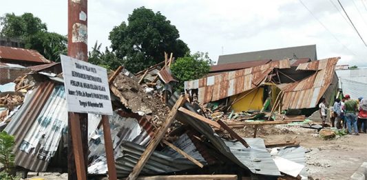 MA Vonis Hak Warisan Jatuh ke Adik, Rumah Kakak Dibongkar Aparat Penegak Hukum Membongkar Rumah dan Bangunan Hasan Hamzah, Kamis (27/2) di kampung Lama, Kalabahi.