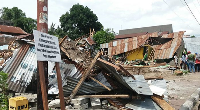 MA Vonis Hak Warisan Jatuh ke Adik, Rumah Kakak Dibongkar Aparat Penegak Hukum Membongkar Rumah dan Bangunan Hasan Hamzah, Kamis (27/2) di kampung Lama, Kalabahi.