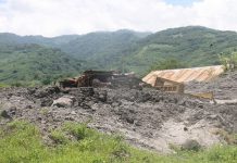 Tumpukan Sisa Aspal dan Besi Tua Milik PUPR NTT Kotori Wajah SMK 3 Alor Tumpukan Aspak milik Dinas PUPR Provinsi NTT yang berada di SMK 3 Mebung