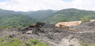 Tumpukan Sisa Aspal dan Besi Tua Milik PUPR NTT Kotori Wajah SMK 3 Alor Tumpukan Aspak milik Dinas PUPR Provinsi NTT yang berada di SMK 3 Mebung