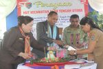 HUT ATU ke 19, Bupati Alor Kenang Sulitnya Bangun Alor Dulu Bupati Alor Drs. Amon Djobo (kedua kiri), didampingi Ketua DPRD Enny Anggrek (kiri) dan Camat ATU Sabdi Makanlehi (kedua kanan), potong nasi kuning khas Alor di acara HUT ke 19 Kecamatan ATU, Senin (16/3) di Mebung.