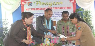 HUT ATU ke 19, Bupati Alor Kenang Sulitnya Bangun Alor Dulu Bupati Alor Drs. Amon Djobo (kedua kiri), didampingi Ketua DPRD Enny Anggrek (kiri) dan Camat ATU Sabdi Makanlehi (kedua kanan), potong nasi kuning khas Alor di acara HUT ke 19 Kecamatan ATU, Senin (16/3) di Mebung.