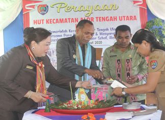 HUT ATU ke 19, Bupati Alor Kenang Sulitnya Bangun Alor Dulu Bupati Alor Drs. Amon Djobo (kedua kiri), didampingi Ketua DPRD Enny Anggrek (kiri) dan Camat ATU Sabdi Makanlehi (kedua kanan), potong nasi kuning khas Alor di acara HUT ke 19 Kecamatan ATU, Senin (16/3) di Mebung.