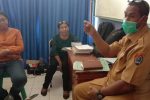 1 PDP Corona di Alor Dinyatakan Sembuh dan Dipulangkan ke Rumah Wakil Ketua Tim Gugus Tugas Corona Kabupaten Alor, Ferdy I. Lahal, SH (ujung kiri), diwawancarai wartawan, Selasa (24/3) di kantor Dinkes, Kalabahi.