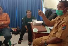 1 PDP Corona di Alor Dinyatakan Sembuh dan Dipulangkan ke Rumah Wakil Ketua Tim Gugus Tugas Corona Kabupaten Alor, Ferdy I. Lahal, SH (ujung kiri), diwawancarai wartawan, Selasa (24/3) di kantor Dinkes, Kalabahi.