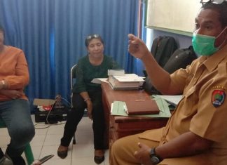 1 PDP Corona di Alor Dinyatakan Sembuh dan Dipulangkan ke Rumah Wakil Ketua Tim Gugus Tugas Corona Kabupaten Alor, Ferdy I. Lahal, SH (ujung kiri), diwawancarai wartawan, Selasa (24/3) di kantor Dinkes, Kalabahi.