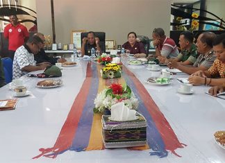 Kebijakan Bupati Alor Hadapi Ancaman Corona Bupati Alor Drs. Amon Djobo memimpin rapat Forkopimda bahas penanganan virus Corona di Kabupaten Alor, Jumat (20/3) di kantor Bupati, Batunirwala.