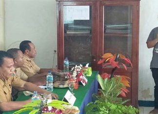 Apindo Alor Minta Pemerintah Siapkan Pekerja Terampil Ketua Apindo Alor Denny Lalitan saat berdialog dengan Kadis Nakertrans Alor Muhamad Baisaku membahas masalah UMP NTT tahun 2020 di Kalabahi baru-baru ini.