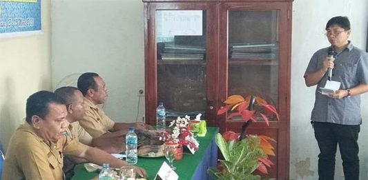 Apindo Alor Minta Pemerintah Siapkan Pekerja Terampil Ketua Apindo Alor Denny Lalitan saat berdialog dengan Kadis Nakertrans Alor Muhamad Baisaku membahas masalah UMP NTT tahun 2020 di Kalabahi baru-baru ini.