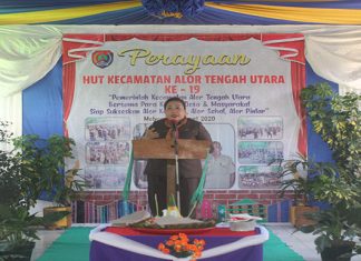 Ketua DPRD Sebut Kemiskinan Alor Urutan 16 NTT, Presiden Tambah Dana KPM Ketua DPRD Alor Enny Anggrek ketika sambutan di HUT 19 Kecamatan ATU, Senin (16/3) di Mebung.
