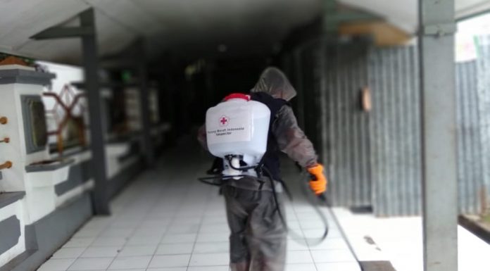 PMI Alor Semprot Disinfektan Cegah Virus Corona PMI Alor sedang semprot cairan disikfetan di RSUD Kalabahi, Jumat (27/3).