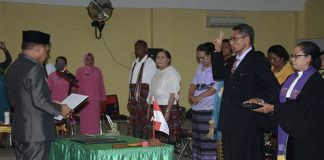 Bupati Alor Pesan Khusus Usai Lantik Sekda Dopong Abora Bupati Alor Drs. Amon Djobo lantik Plt Sekda Yustus Dopong Abora, SP, Senin (2/3) di aula Nusantara kantor Bupati, Batunirwala.