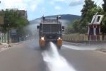 TNI-Polri dan Satgas Corona Siram Disinfektan di Kota Kalabahi Mobil Truk Water Cannon Polres sedang menyemprot disinfektan di Kota Kalabahi, Selasa (31/3/2020) siang. (Foto: Screenshot video Polres Alor).