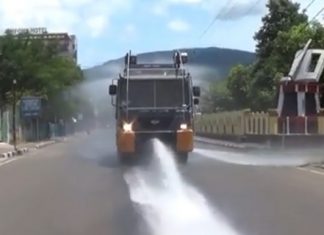 TNI-Polri dan Satgas Corona Siram Disinfektan di Kota Kalabahi Mobil Truk Water Cannon Polres sedang menyemprot disinfektan di Kota Kalabahi, Selasa (31/3/2020) siang. (Foto: Screenshot video Polres Alor).