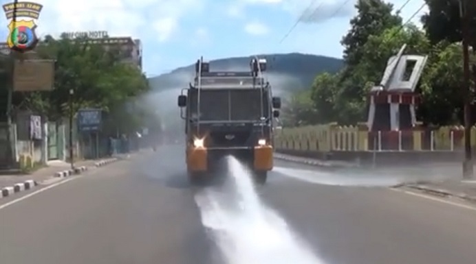 Mobil Truk Water Cannon Polres sedang menyemprot disinfektan di Kota Kalabahi, Selasa (31/3/2020) siang. (Foto: Screenshot video Polres Alor).