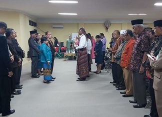 Sekda Alor Hopni Bukang Pensiun, Ini Sosok Penggantinya Acara purna tugas Sekda Alor Hopni Bukang, SH di aula Nusantara Kantor Bupati Alor, Selasa (2/3). Foto: FB VT