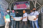 Ibu Irawati Dharmawan Sumbang 200 Pasang APD Medis di Alor Denny Lalitan menyerahkan bantuan APD Tenaga Medis dari Ibu Irawati Dharmawan kepada Direktur RSUD Kalabahi dr. Ketut, Rabu (29/4) di Kalabahi.