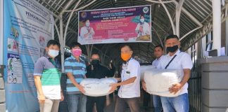 Ibu Irawati Dharmawan Sumbang 200 Pasang APD Medis di Alor Denny Lalitan menyerahkan bantuan APD Tenaga Medis dari Ibu Irawati Dharmawan kepada Direktur RSUD Kalabahi dr. Ketut, Rabu (29/4) di Kalabahi.