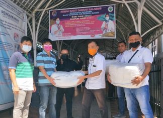 Ibu Irawati Dharmawan Sumbang 200 Pasang APD Medis di Alor Denny Lalitan menyerahkan bantuan APD Tenaga Medis dari Ibu Irawati Dharmawan kepada Direktur RSUD Kalabahi dr. Ketut, Rabu (29/4) di Kalabahi.