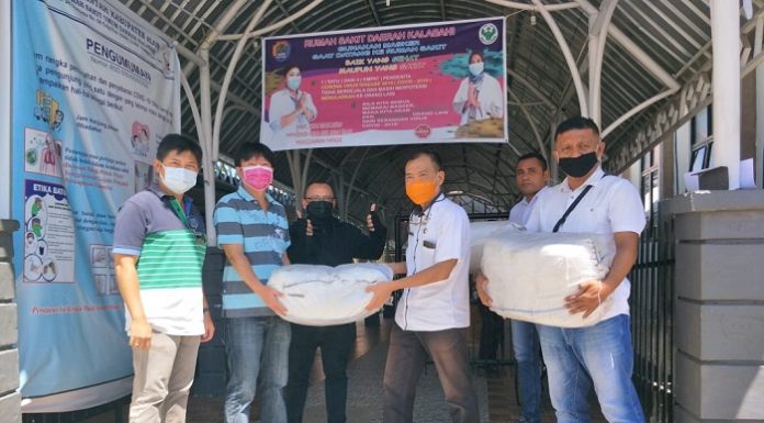 Ibu Irawati Dharmawan Sumbang 200 Pasang APD Medis di Alor Denny Lalitan menyerahkan bantuan APD Tenaga Medis dari Ibu Irawati Dharmawan kepada Direktur RSUD Kalabahi dr. Ketut, Rabu (29/4) di Kalabahi.