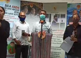 10 Warga NTT Positif Corona Kepala Dinas Kesehatan Provinsi NTT Domi Mere ketika jumpa pers umumkan 10 pasien positif corona di NTT, Kamis (30/4) di Kupang.