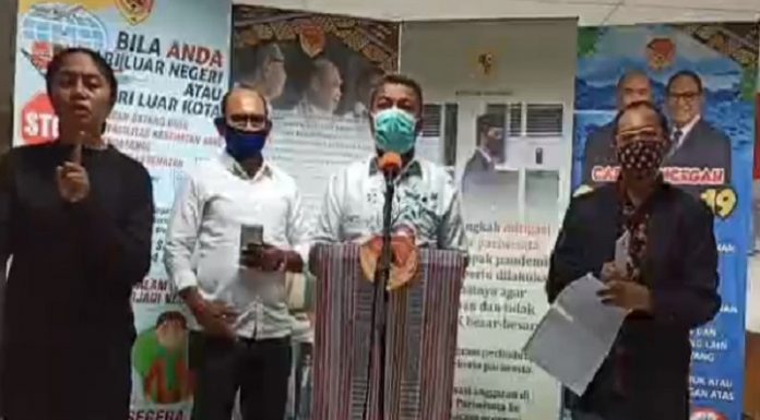 10 Warga NTT Positif Corona Kepala Dinas Kesehatan Provinsi NTT Domi Mere ketika jumpa pers umumkan 10 pasien positif corona di NTT, Kamis (30/4) di Kupang.