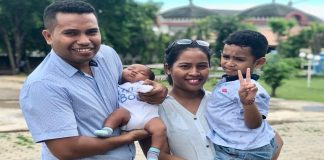 Sembuh dari Coronavirus, Pasien 01 Covid-19 NTT Terima Kasih untuk Semua El Asamau, bersama Istrinya Wany Here Wila dan kedua anaknya. (Foto pada bulan Februari 2020 di Kalabahi, Alor).