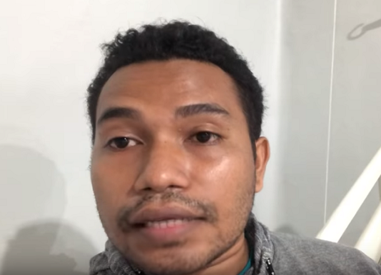 Pasien Positif Covid-19 NTT El Asamau Minta Dukungan Doa untuk Kesembuhan El Asamau ketika mengumumkan dirinya positif terjangkit virus corona (covid-19) di RSUD Prof. Dr. Johanes Kupang, Jumat (10/4) dini hari. (Foto: Sreenshot video youtube El Asamau).