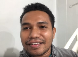 Pasien Positif Covid-19 NTT Sarankan Perantau Jangan Pulang Kampung El Asamau saat mengumumkan dia positif terjangkit virus corona di RSUD Prof. Dr. Johanes Kupang, Jumat (10/4). (Foto: Screenshot video akun youtube El Asamau),
