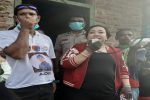 Jemput Hamid di Tengah Covid-19, Megawati Didesak Copot Ketua DPRD Alor Ketua DPRD Alor Enny Anggrek saat mengarahkan ribuan masa bubarkan diri di rumah Hamid Haan, Bota, Kecamatan Alor Barat Laut, Sabtu (4/4/2020). (Foto: Enny Anggek).