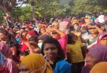 Ribuan Warga Alor Jemput Hamid Haan Pulang Kampung Suasana ribuan warga menjemput Hamid Haan di rumahnya di Bota, Kecamatan Alor Barat Laut, Sabtu (4/4). (Foto: Screenshot video FB Dewi Malaum).