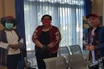Ketua DPRD Alor: Jangan Fitnah, Saya Tahu Bahaya Covid-19 Ketua DPRD Alor Enny Anggrek (tengah) dan Camat ABAL Deberina Lelang (kanan) menjemput Hamid Haan di Bandara Mali, Sabtu (4/4). (Foto: Enny Anggrek).