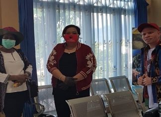 Ketua DPRD Alor: Jangan Fitnah, Saya Tahu Bahaya Covid-19 Ketua DPRD Alor Enny Anggrek (tengah) dan Camat ABAL Deberina Lelang (kanan) menjemput Hamid Haan di Bandara Mali, Sabtu (4/4). (Foto: Enny Anggrek).