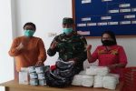 Kolonel Josafat Duka Sumbang APD Medis di Alor Bantuan APD Kolonel Josafat Duka diterima Kepala BPBD Christina Beli (kanan) dan Kepala Dinas Kesehatan Alor dr. Maya Blegur (kiri) di kantor Posko Satgas Covid-19 Alor, Kalabahi, Kamis (16/4).