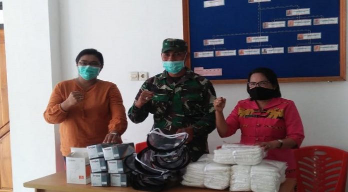 Kolonel Josafat Duka Sumbang APD Medis di Alor Bantuan APD Kolonel Josafat Duka diterima Kepala BPBD Christina Beli (kanan) dan Kepala Dinas Kesehatan Alor dr. Maya Blegur (kiri) di kantor Posko Satgas Covid-19 Alor, Kalabahi, Kamis (16/4).