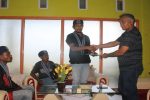 GMKI Adukan Ketua DPRD Alor di Badan Kehormatan Ketua BPC GMKI Kalabahi Donal I. Paut menyerahkan laporan aduan Ketua DPRD kepada Wakil Ketua DPRD Sulaiman Sings, SH, Senin (27/4) di kediamannya, Kadelang, Kalabahi Timur.