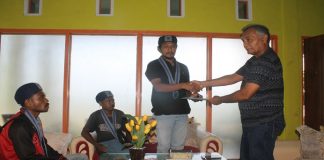 GMKI Adukan Ketua DPRD Alor di Badan Kehormatan Ketua BPC GMKI Kalabahi Donal I. Paut menyerahkan laporan aduan Ketua DPRD kepada Wakil Ketua DPRD Sulaiman Sings, SH, Senin (27/4) di kediamannya, Kadelang, Kalabahi Timur.