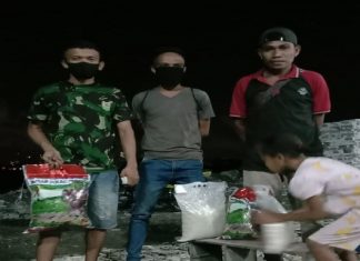Keluarga Alor di Surabaya Bantu Sembako untuk Mahasiswa NTT Terdampak Covid-19 Para Mahasiswa NTT berdatangan mengambil bantuan Sembako yang disediakan keluarga Alor di Kota Surabaya, Rabu (22/4).