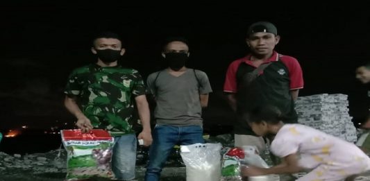 Keluarga Alor di Surabaya Bantu Sembako untuk Mahasiswa NTT Terdampak Covid-19 Para Mahasiswa NTT berdatangan mengambil bantuan Sembako yang disediakan keluarga Alor di Kota Surabaya, Rabu (22/4).