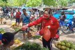 Harga Gula Naik 22 Ribu, ini Respon DPRD dan Apindo Alor Ketua DPRD Alor Enny Anggrek sedang membagi Masker di Pasar Kadelang, Kamis (2/4/2020).