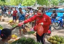 Harga Gula Naik 22 Ribu, ini Respon DPRD dan Apindo Alor Ketua DPRD Alor Enny Anggrek sedang membagi Masker di Pasar Kadelang, Kamis (2/4/2020).