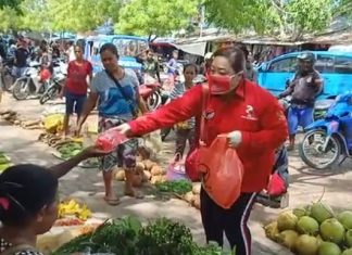 Harga Gula Naik 22 Ribu, ini Respon DPRD dan Apindo Alor Ketua DPRD Alor Enny Anggrek sedang membagi Masker di Pasar Kadelang, Kamis (2/4/2020).
