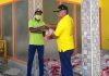 Golkar, PKB, Demokrat, PDIP Aksi Cegah Covid-19 di Alor Wakil Ketua Bidang Hukum dan Ham DPD II Partai Golkar Alor Sulaiman Sings menyerahkan bantuan sembako kepada warga terdampak covid-19 di Kadelang, Kecamatan Teluk Muiara, Selasa (28/4).