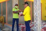 Golkar, PKB, Demokrat, PDIP Aksi Cegah Covid-19 di Alor Wakil Ketua Bidang Hukum dan Ham DPD II Partai Golkar Alor Sulaiman Sings menyerahkan bantuan sembako kepada warga terdampak covid-19 di Kadelang, Kecamatan Teluk Muiara, Selasa (28/4).