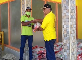 Golkar, PKB, Demokrat, PDIP Aksi Cegah Covid-19 di Alor Wakil Ketua Bidang Hukum dan Ham DPD II Partai Golkar Alor Sulaiman Sings menyerahkan bantuan sembako kepada warga terdampak covid-19 di Kadelang, Kecamatan Teluk Muiara, Selasa (28/4).