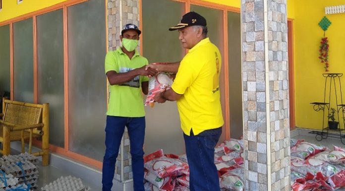 Golkar, PKB, Demokrat, PDIP Aksi Cegah Covid-19 di Alor Wakil Ketua Bidang Hukum dan Ham DPD II Partai Golkar Alor Sulaiman Sings menyerahkan bantuan sembako kepada warga terdampak covid-19 di Kadelang, Kecamatan Teluk Muiara, Selasa (28/4).