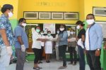 Relawan Covid-19 Alor Bagi Jamu dan Telur Rebus untuk Tenaga Medis Relawan Covid-19 Alor menyerahkan bantuan minuman jamu dan telur rebus di Puskesmas Mebung, Rabu (22/4).