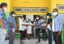 Relawan Covid-19 Alor Bagi Jamu dan Telur Rebus untuk Tenaga Medis Relawan Covid-19 Alor menyerahkan bantuan minuman jamu dan telur rebus di Puskesmas Mebung, Rabu (22/4).