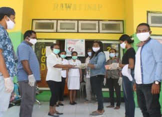 Relawan Covid-19 Alor Bagi Jamu dan Telur Rebus untuk Tenaga Medis Relawan Covid-19 Alor menyerahkan bantuan minuman jamu dan telur rebus di Puskesmas Mebung, Rabu (22/4).